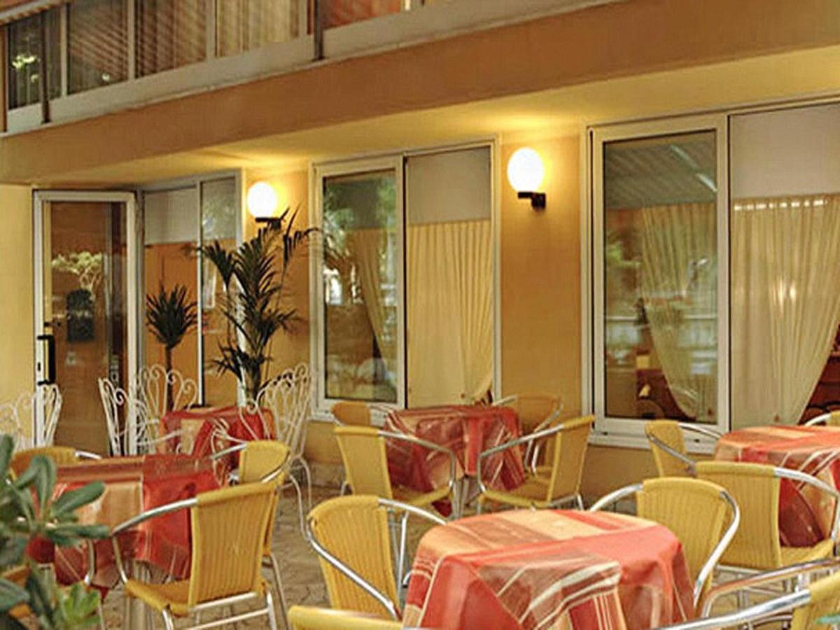 Hotel Majorca Римини Экстерьер фото